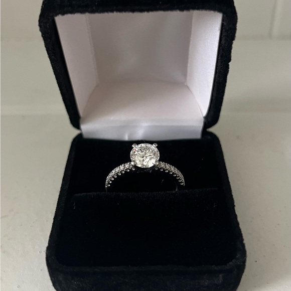 Jewelry - 💍 Pre Loved Diamond Engagement Ring 💍